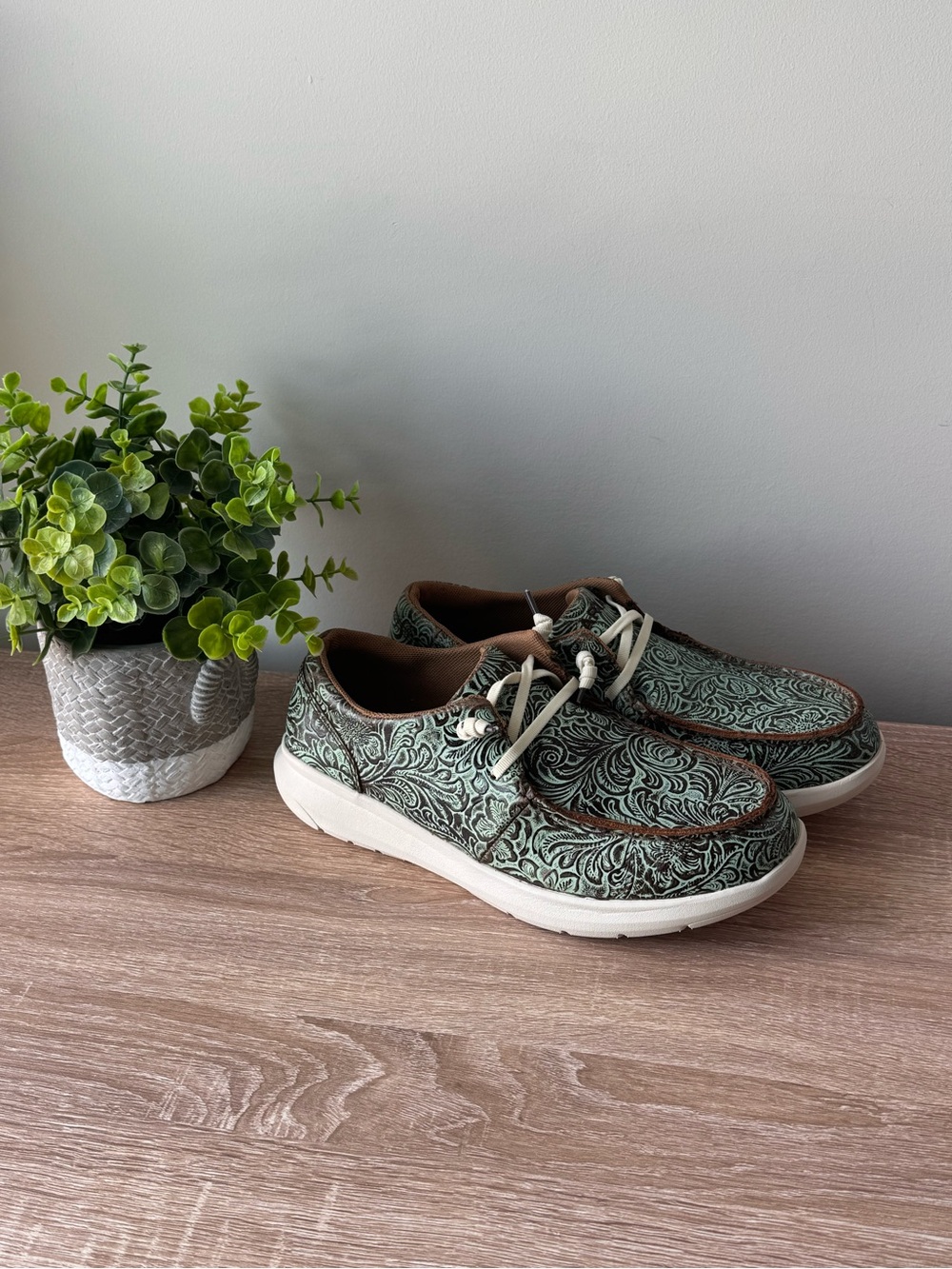 Brand New! Ariat Hilo Turquoise Floral Tooled Shoes size 10B